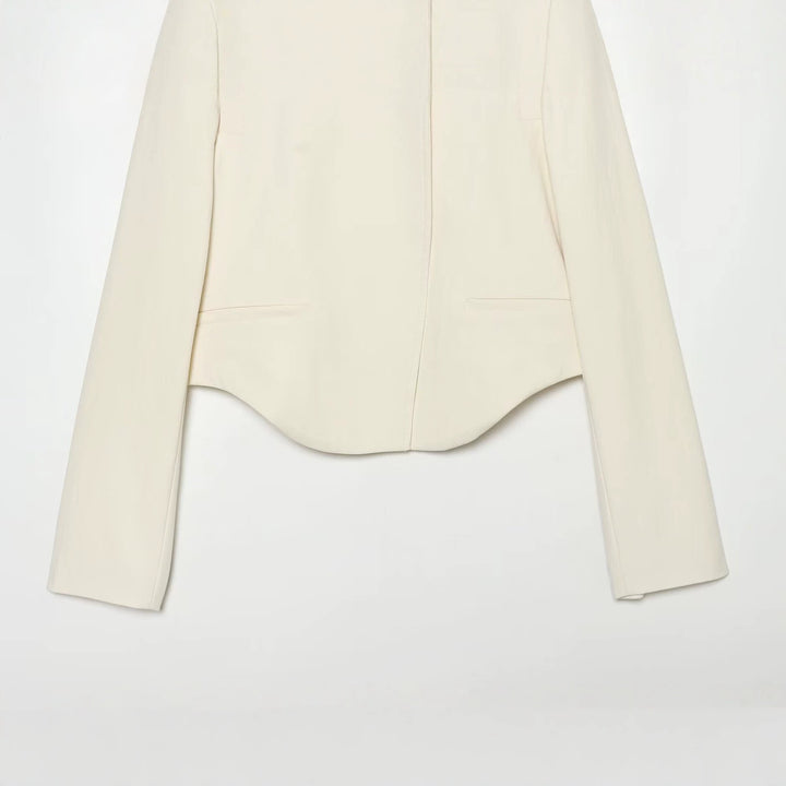 Damen Kurzer taillierter Blazer mit Stehkragen, asymmetrischer Knopfleiste und geschwungenem Saum Drune