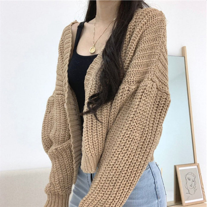 Damen kurze Strickjacke mit tiefem V-Ausschnitt und besonderen Knopfdetails Drune