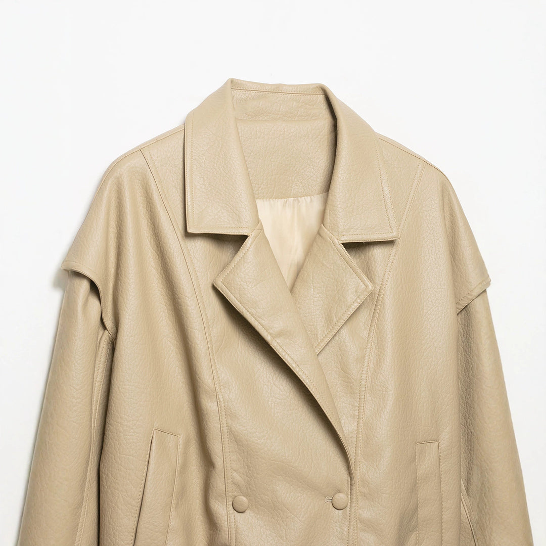 Damen Kurzjacke aus Kunstleder mit breitem Revers und gerafftem Saum Drune