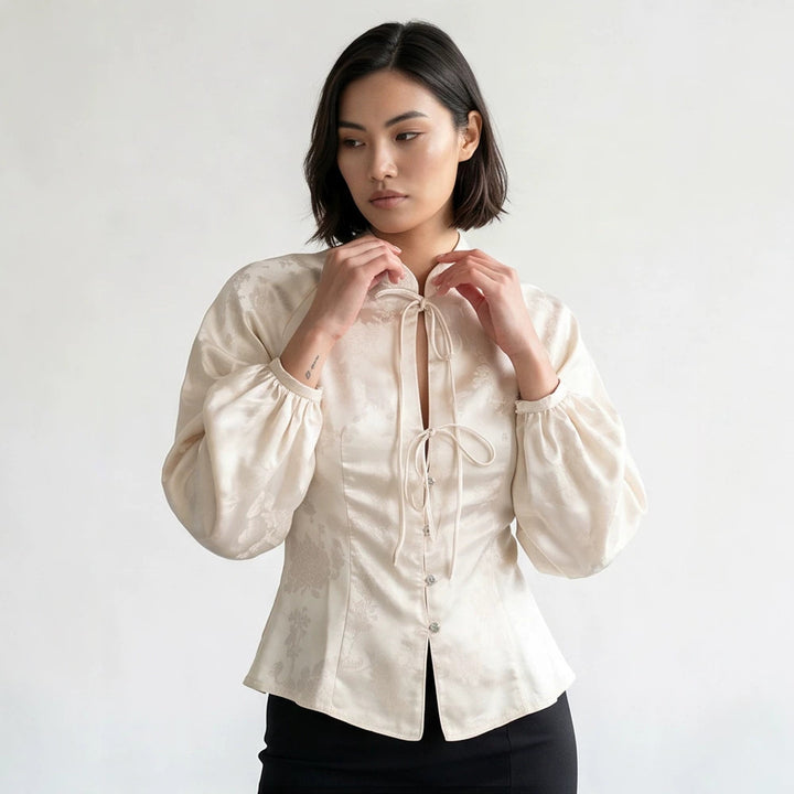 Damen Jacquard-Satin Bluse mit Stehkragen, Bindebändern und tailliertem Schößchen Drune