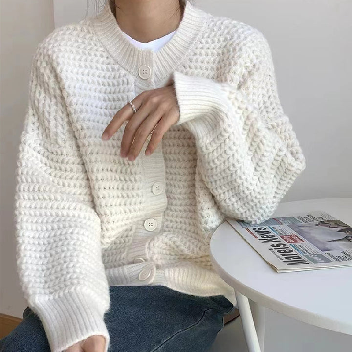 Damen Kuschelige Strickjacke mit kunstvollem Zopfmuster und großen Knöpfen Drune
