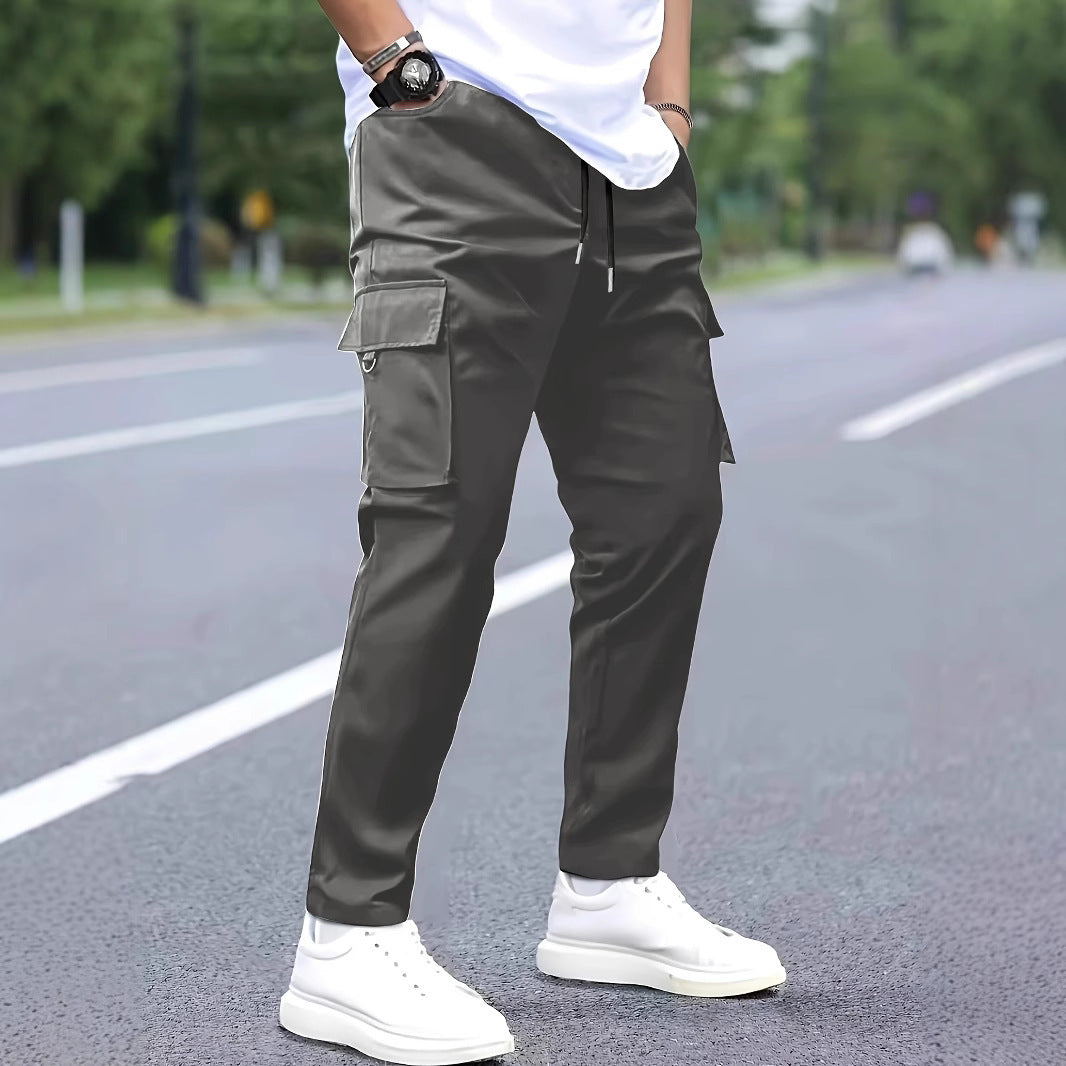 Herren Slim‑Tapered Cargo‑Jogginghose mit Tunnelzugbund, Klappentaschen und Metallringdetail Drune