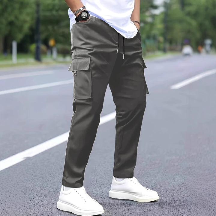 Herren Slim‑Tapered Cargo‑Jogginghose mit Tunnelzugbund, Klappentaschen und Metallringdetail Drune