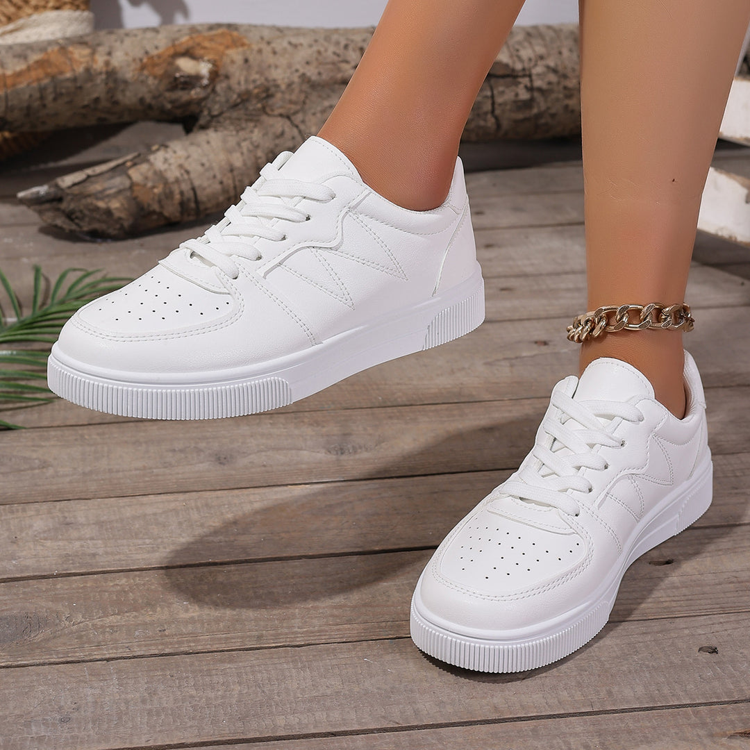 Damen Niedrige Sneaker aus Lederimitat mit perforierter Zehenkappe, gepolstertem Einstieg und profilierter Plateausohle Drune