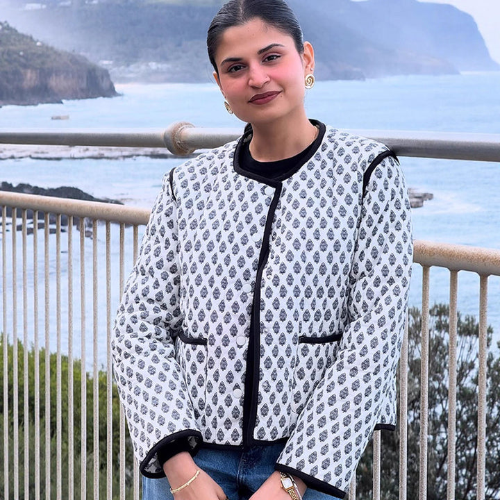 Damen Kurzboxy-Steppjacke mit Kontrastpaspelierung und Rundhalsausschnitt Drune