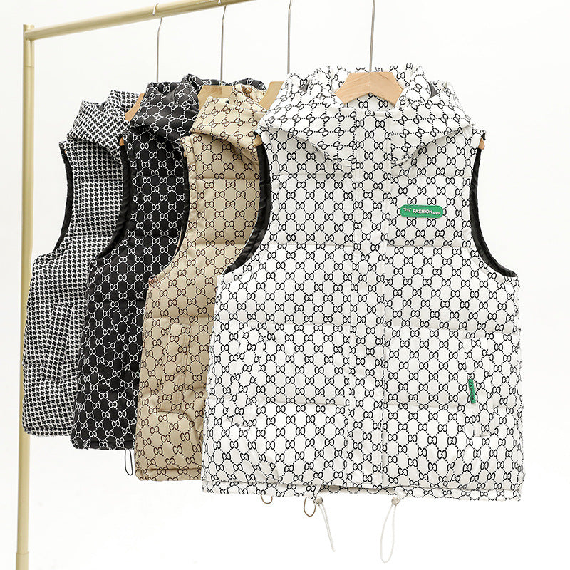 Damen nan gesteppte Kapuzenweste mit Allover‑Logoprint, wattierter Isolierung, verstellbarem Saum und verdeckten Reißverschlusstaschen Drune