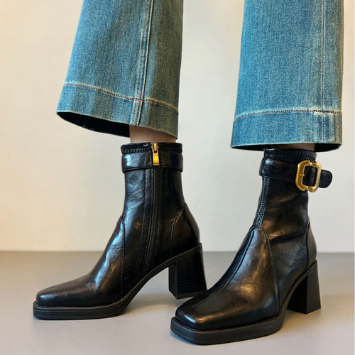 Damen knöchelhohe Glattleder‑Stiefelette mit markantem Blockabsatz, Plateau‑Sohle, seitlichem Reißverschluss und dekorativem Gurt Drune