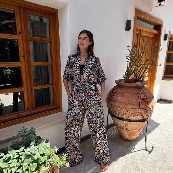 Damen zweiteiliges Safari-Print Loungewear-Set mit kurzärmeliger Hemdbluse und weitem hochgeschnittenen Palazzohose Drune