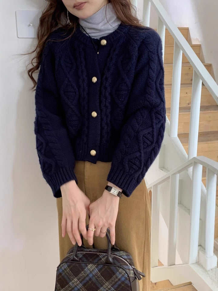 Damen Kurzer Zopfmuster-Cardigan mit goldenen Schmuckknöpfen Drune