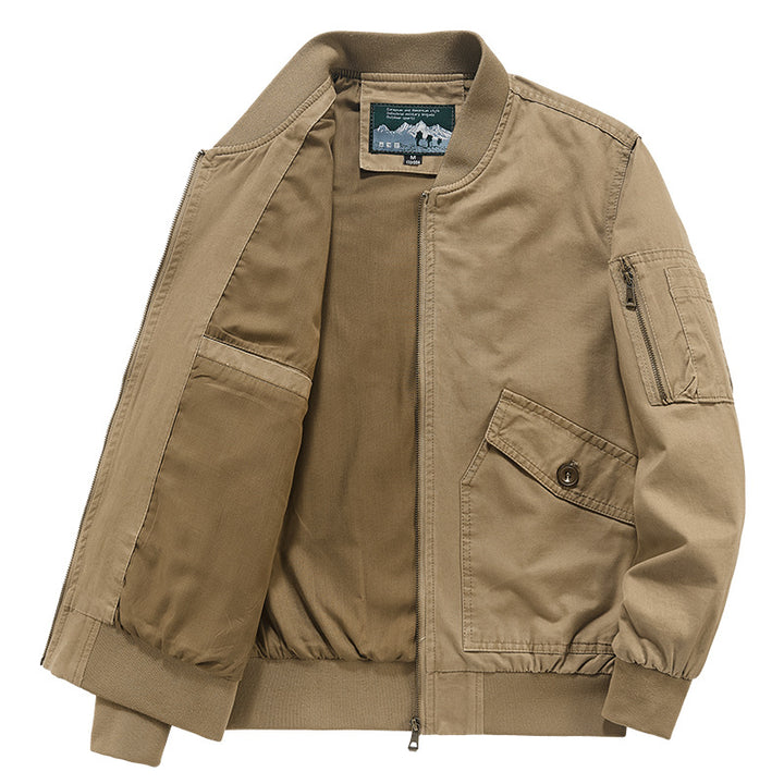 Herren leichter Canvas‑Bomber im Pilotencut mit Zip‑Ärmeltasche und schräg aufgesetzten Pattentaschen Drune
