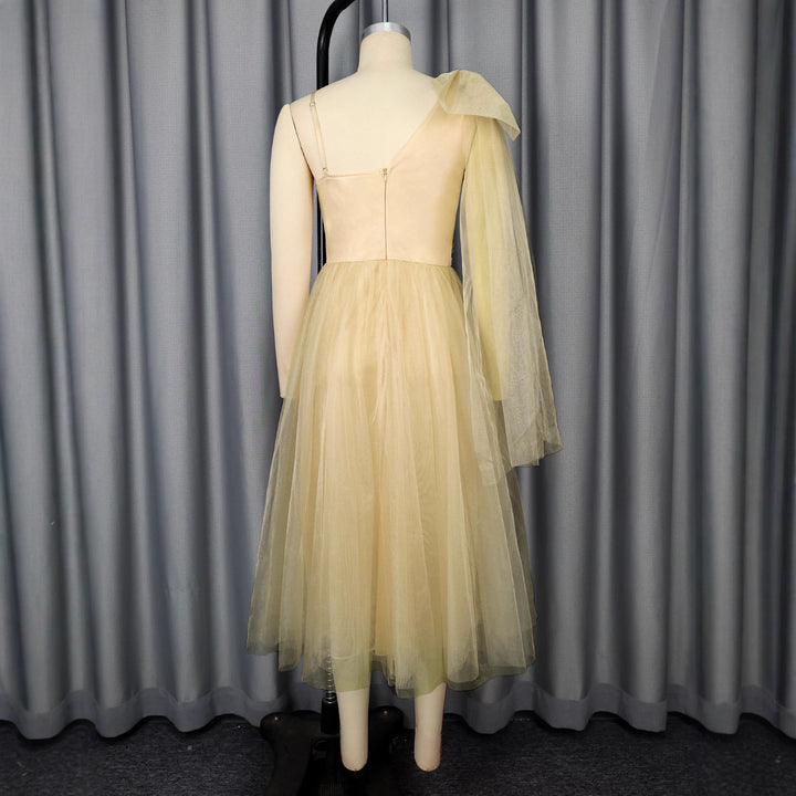 Damen glamouröses Cocktailkleid mit voluminösem Überwurf und floralen Akzenten Drune