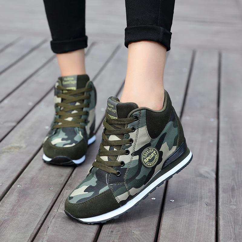 Damen nan mittelhoher Keil-Laufsneaker im Materialmix mit verdecktem Innenkeil, gepolstertem Knöchelkragen und griffiger Profilsohle Drune