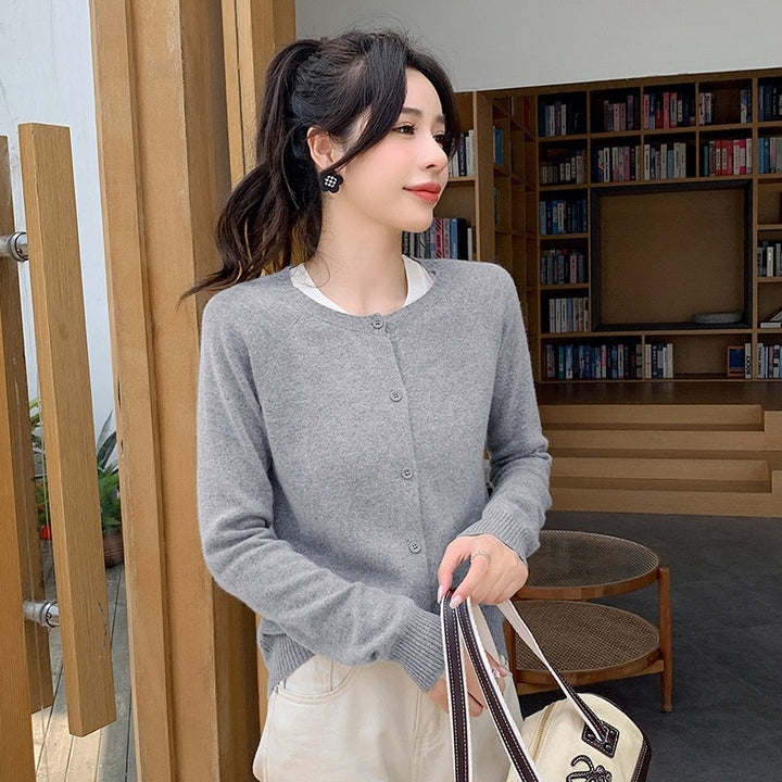 Damen Kurzgeschnittener Feinstrick-Cardigan mit Rundhalsausschnitt und kastiger Passform Drune