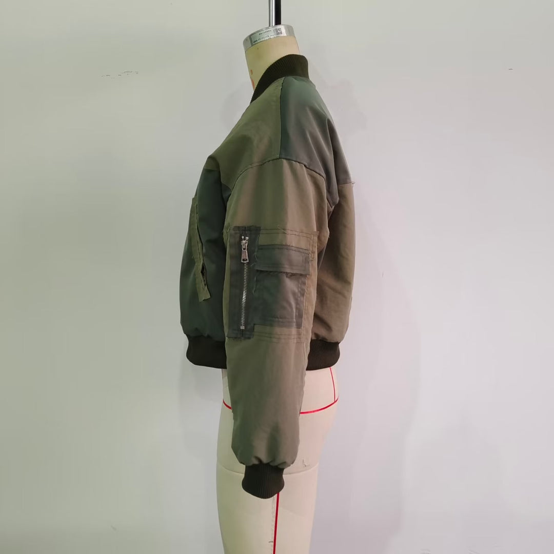 Damen nan kurz geschnittener Utility-Bomber mit Patchdetails, praktischen Brusttaschen und Ärmel-Reißverschluss Drune