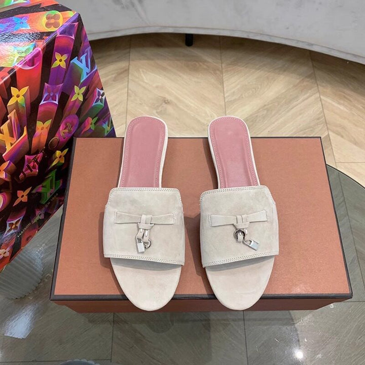 Damen Elegante Slippers aus weichem Wildleder mit dekorativem Riemendesign Drune