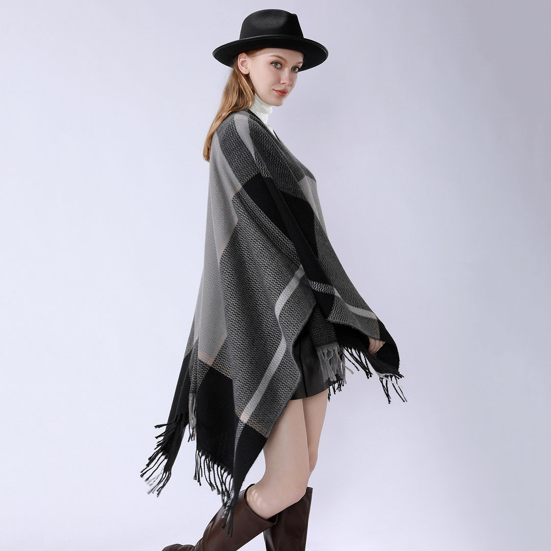 Damen Oversize-Capeponcho aus strukturierter Strickmischung mit V‑Ausschnitt, Karomuster und Fransen Drune