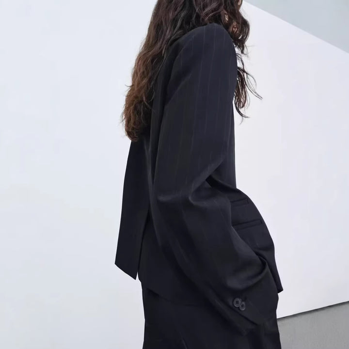 Damen Kurzblazer mit Funnelkragen und asymmetrischer Knopfleiste Drune