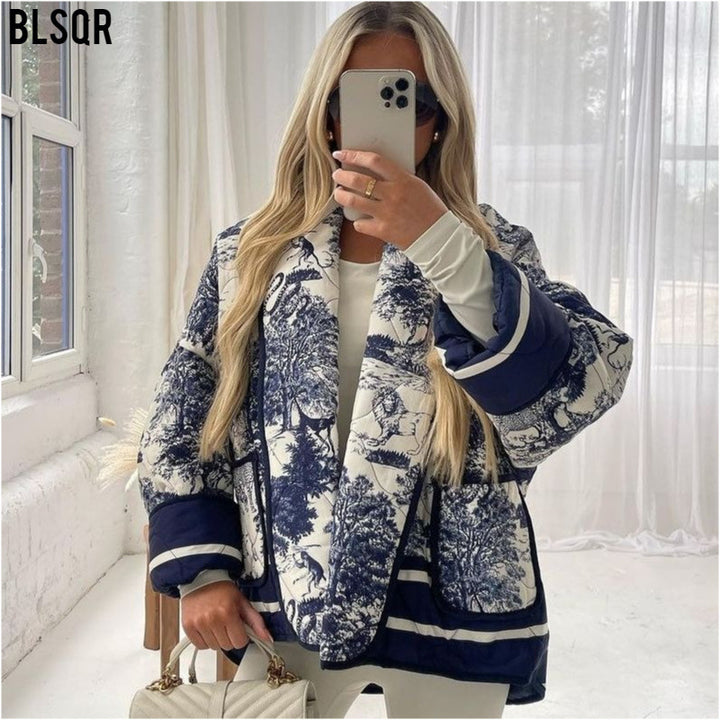 Damen Steppjacke im Kimono‑Stil mit Toile‑de‑Jouy Tierprint, Schalkragen und kontrastierenden aufgesetzten Taschen Drune