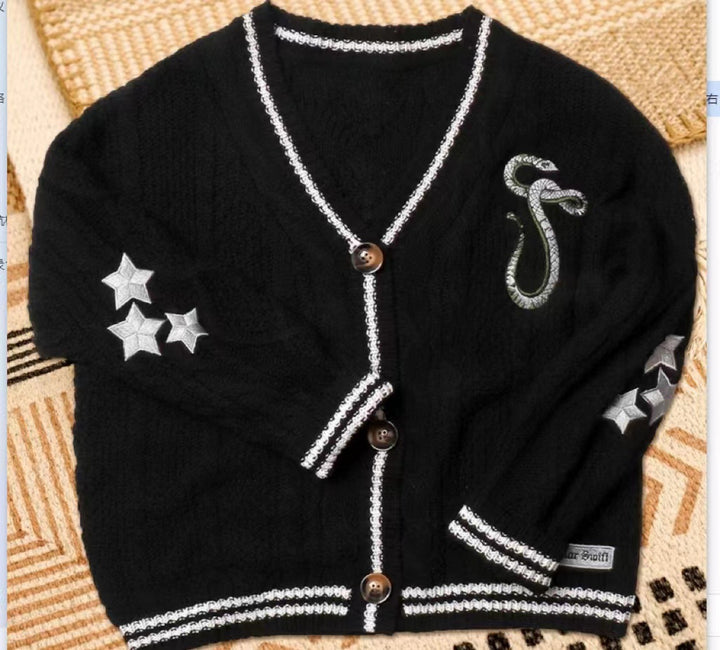 Damen nan gestrickte College-Cardigan mit Zopfmuster, V-Ausschnitt, kontraststreifen und gestickten Applikationen Drune