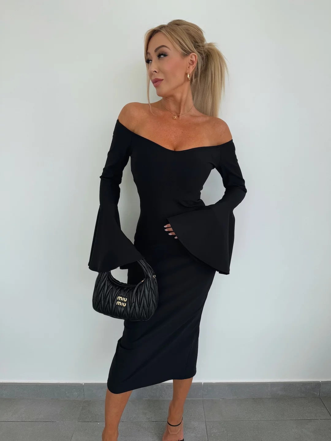 Damen Figurbetontes Kleid mit schulterfreien Ärmeln und ausgestellten Manschetten Drune