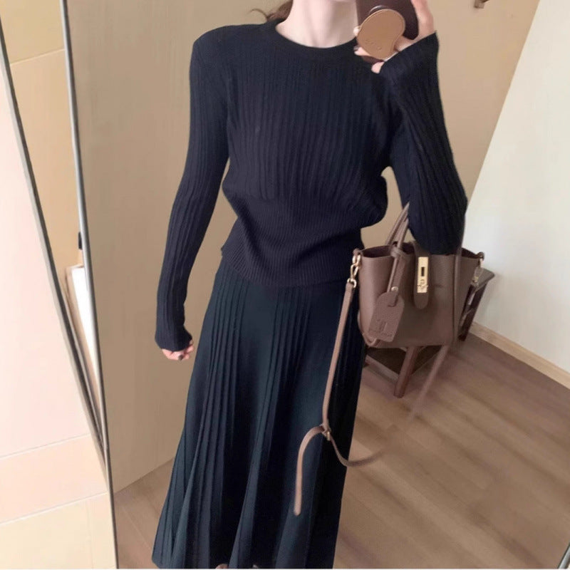 Damen Strick-Ensemble mit Plissee-Rock und Ton-in-Ton Pullover Drune