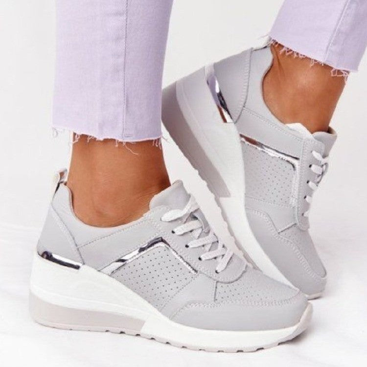 Damen Keil-Sneaker mit perforiertem Obermaterial, gepolstertem Komfortkragen und reflektierenden Metalldetails Drune