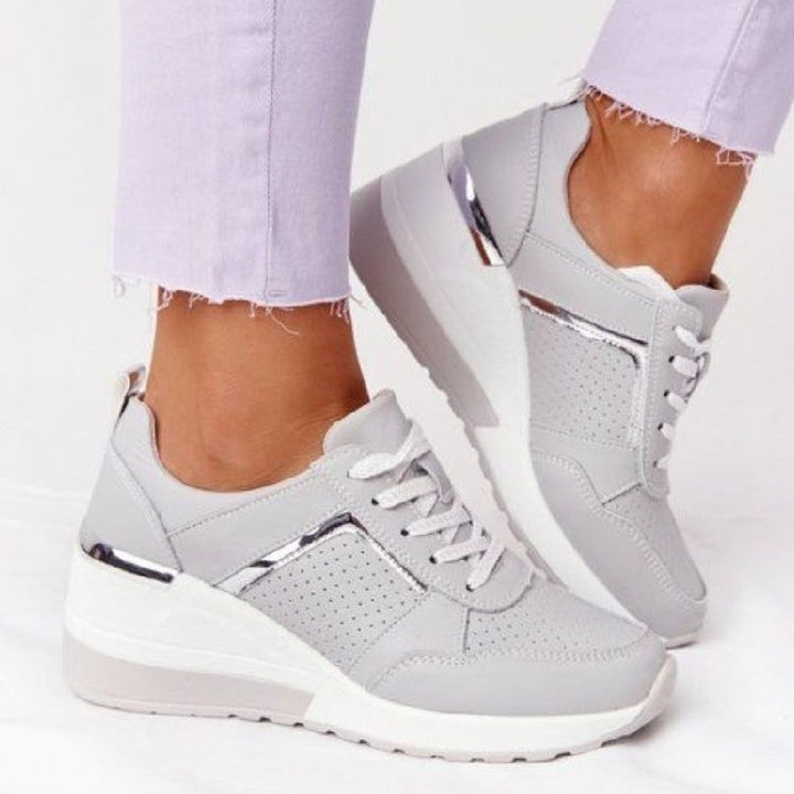 Damen Keil-Sneaker mit perforiertem Obermaterial, gepolstertem Komfortkragen und reflektierenden Metalldetails Drune