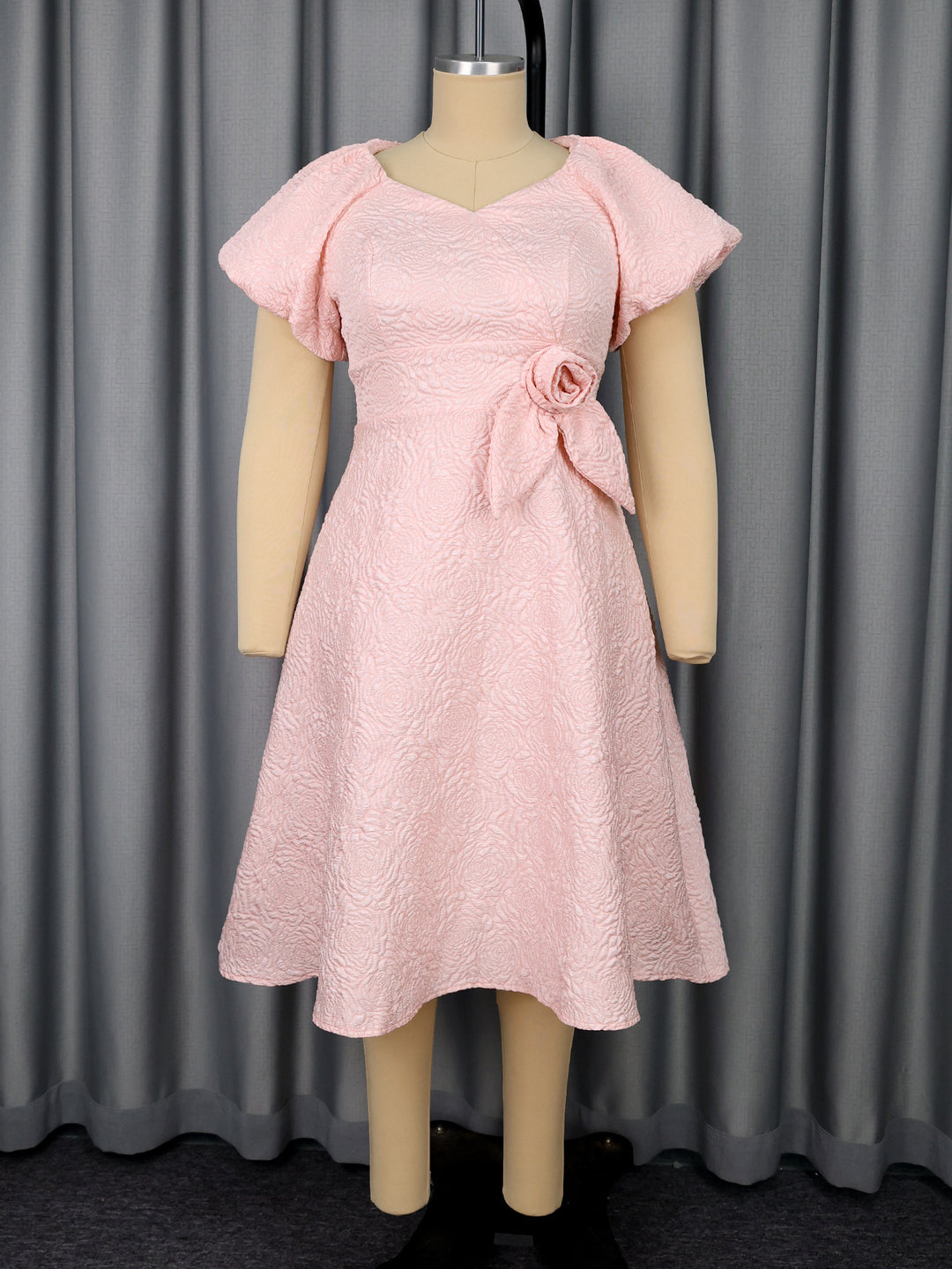 Damen elegantes Kleid mit Schößchen, Blumenapplikation und Puffärmeln Drune