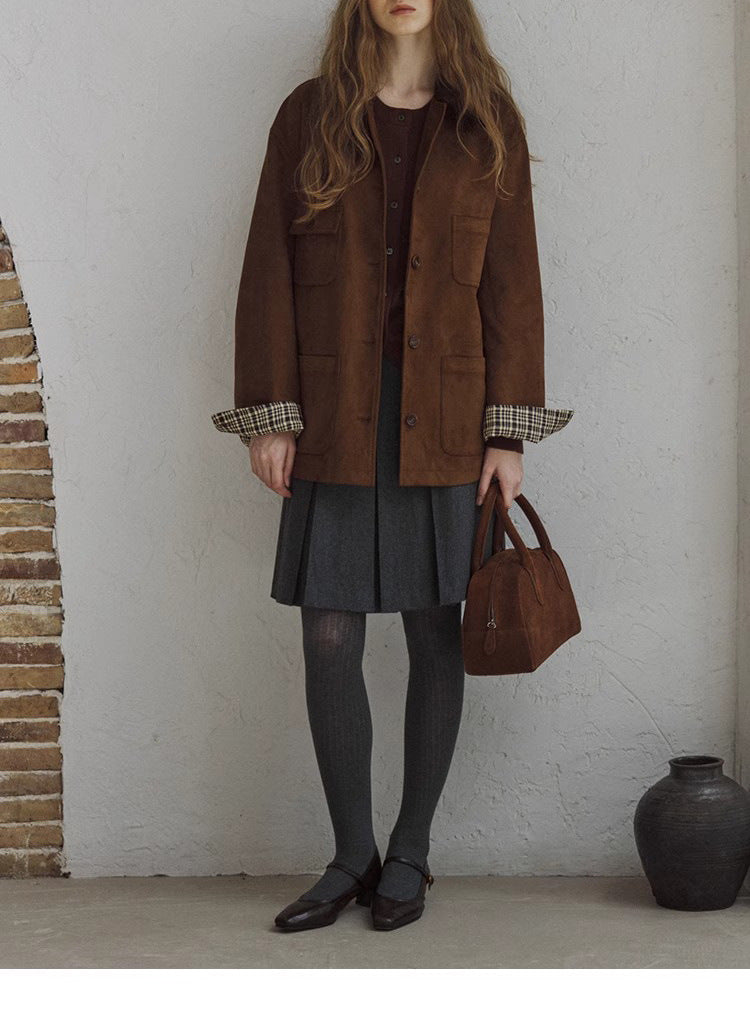 Damen Kurz geschnittene Wildlederjacke mit aufgesetzten Taschen und Karomanschetten Drune