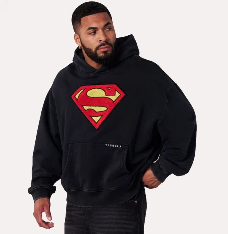 Herren nan weit geschnittener Kapuzenpullover mit markantem Comic‑S‑Logo Kängurutasche und gewaschener Look Drune