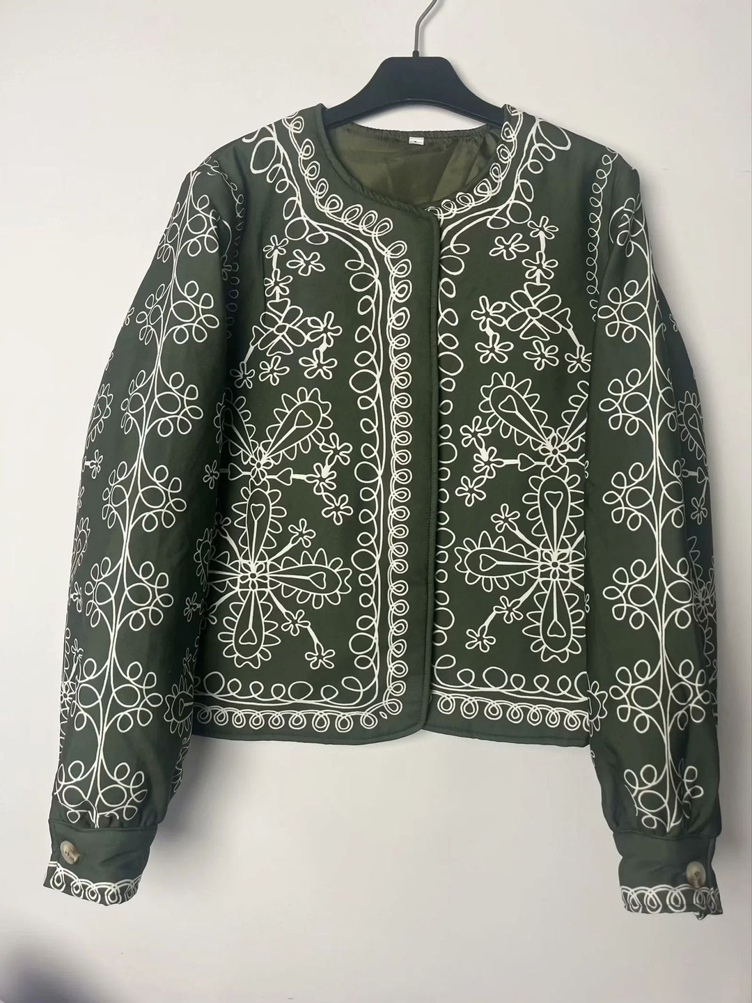 Damen nan gesteppte Kurzjacke im ornamentalen Bandana‑Print mit Rundhalsausschnitt und Zierpaspel Drune