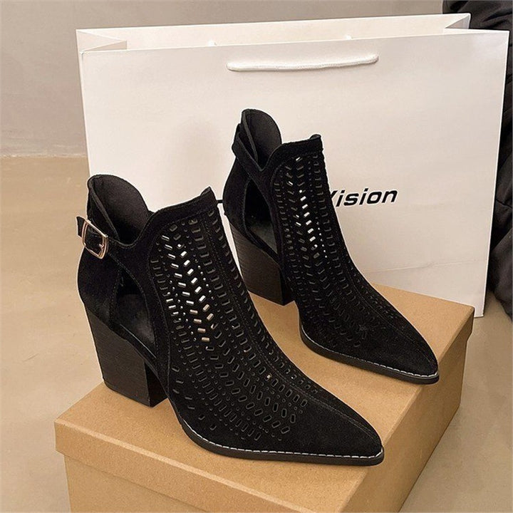 Damen Wildleder‑Ankleboots mit Laserperforation, spitzer Zehenform und verstellbarem Fersenriemen Drune