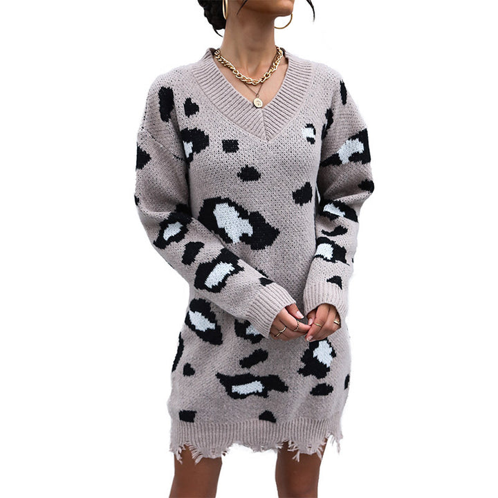Damen Tailliertes Strickkleid mit V‑Ausschnitt, Fransenbund und Animal-Jacquard Drune