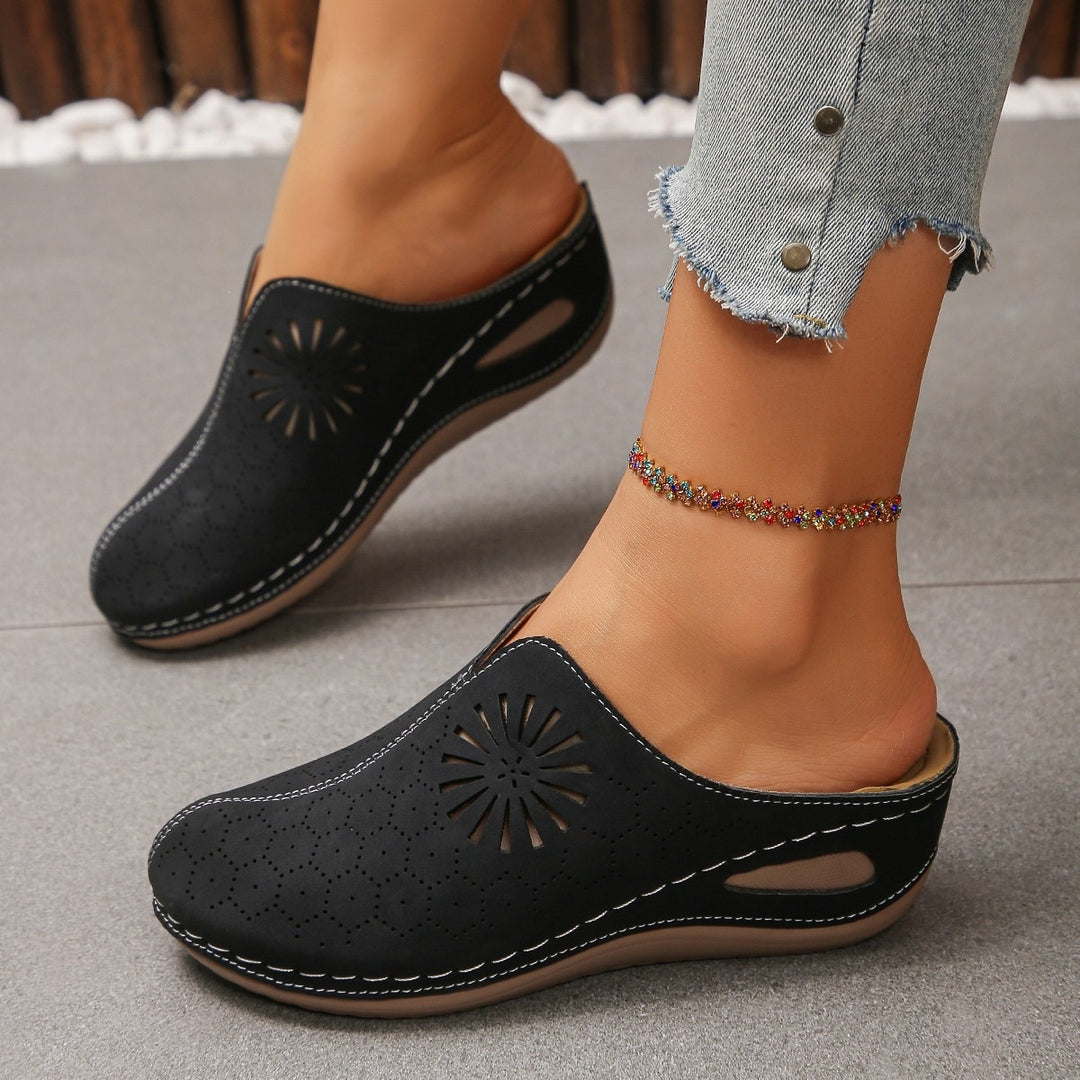 Damen Bequeme Perforierte Slipper-Mules mit Blumenstanzung und gepolstertem Fußbett Drune