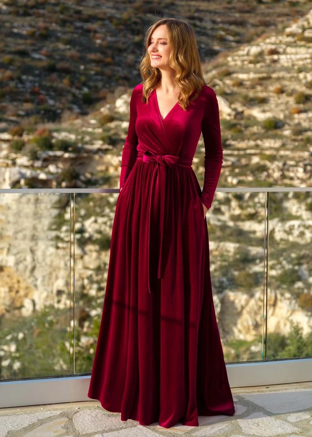 Damen nan elegantes Wickelmaxikleid aus Samt mit V-Ausschnitt, Taillengürtel und seitlichen Eingrifftaschen Drune