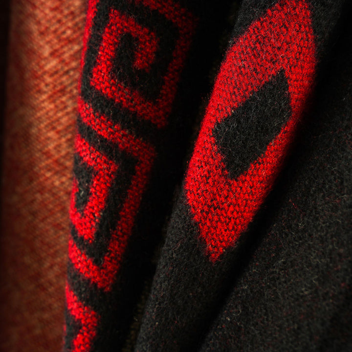 Damen Kastiger Wollmix-Ruana mit kontrastiertem Innenfutter und grafischem Jacquard Drune