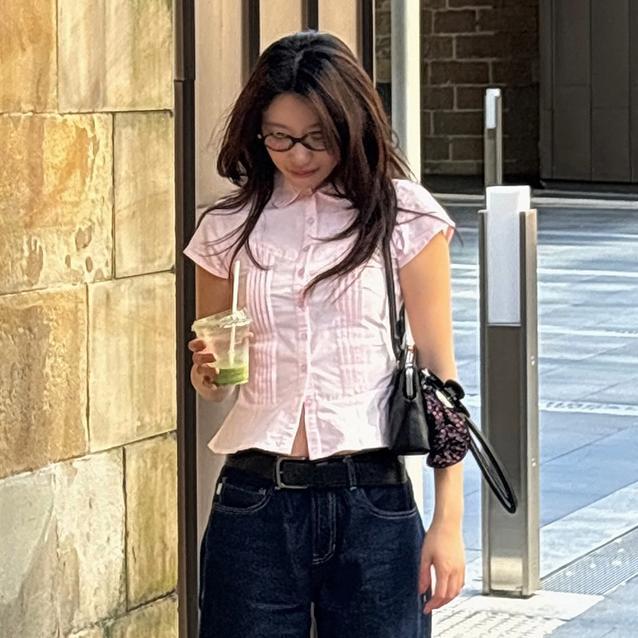 Damen kurzärmliges Hemdblusenshirt mit tailliertem Schnitt und eleganten Raffungen Drune