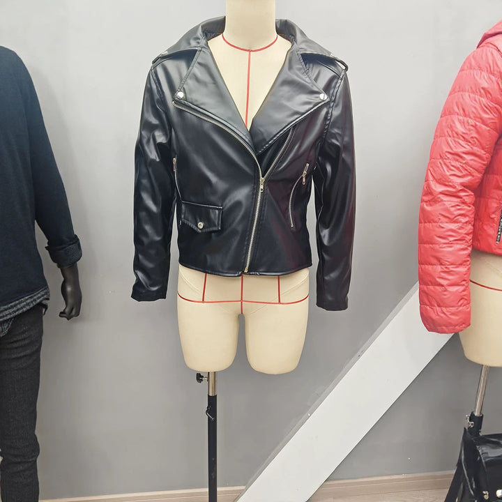 Damen nan figurbetonte Bikerjacke aus Kunstleder mit asymmetrischem Reißverschluss und aufgesetzter Klappentasche Drune