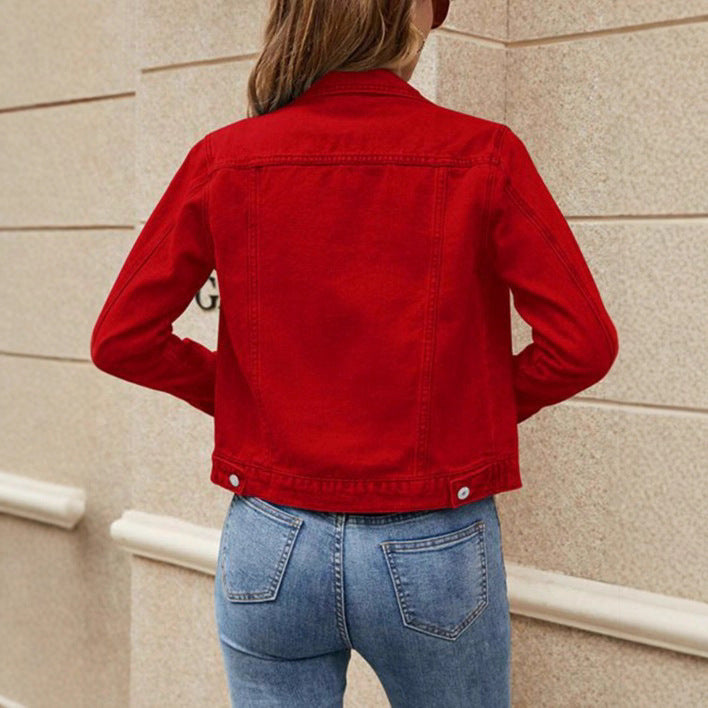 Damen taillierte kurze Jeansjacke im Trucker‑Stil mit Pattentaschen Drune