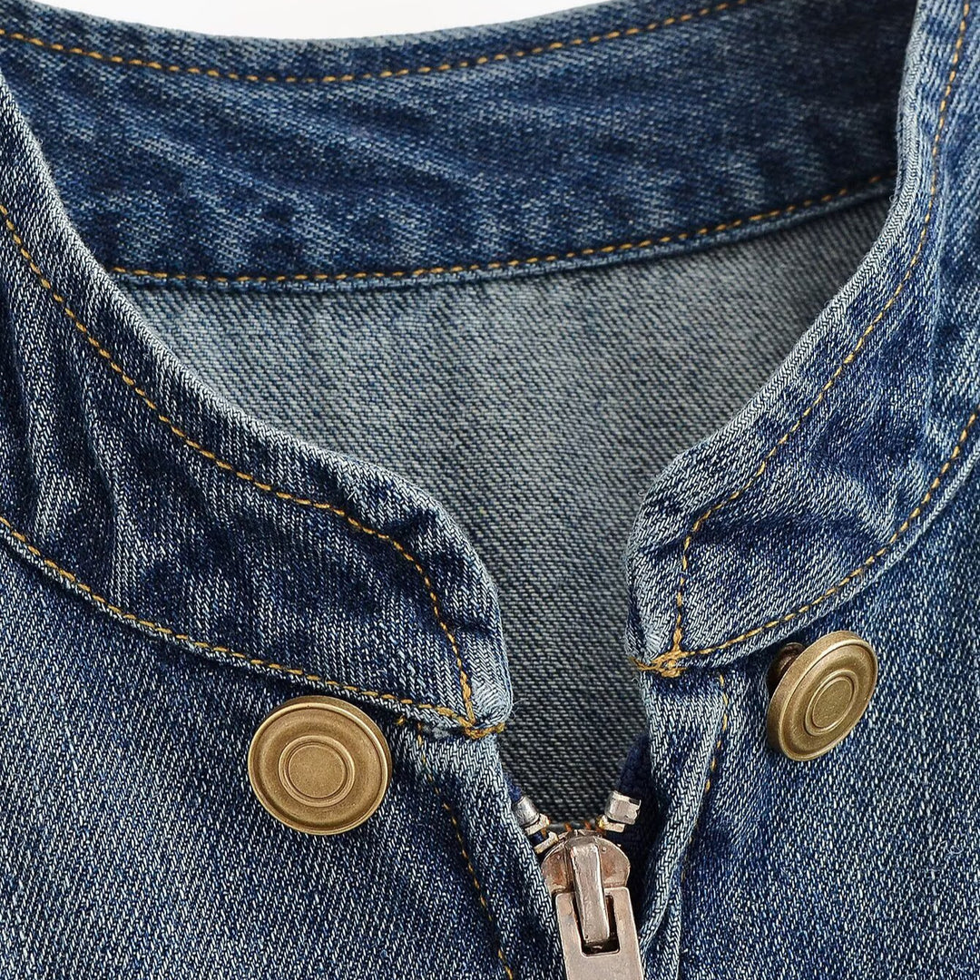Damen Jeansjacke im Military‑Stil mit Stehkragen, doppelter Zierknopfleiste und Schulterklappen Drune