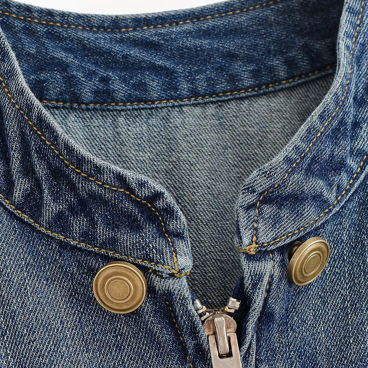 Damen Jeansjacke im Military‑Stil mit Stehkragen, doppelter Zierknopfleiste und Schulterklappen Drune