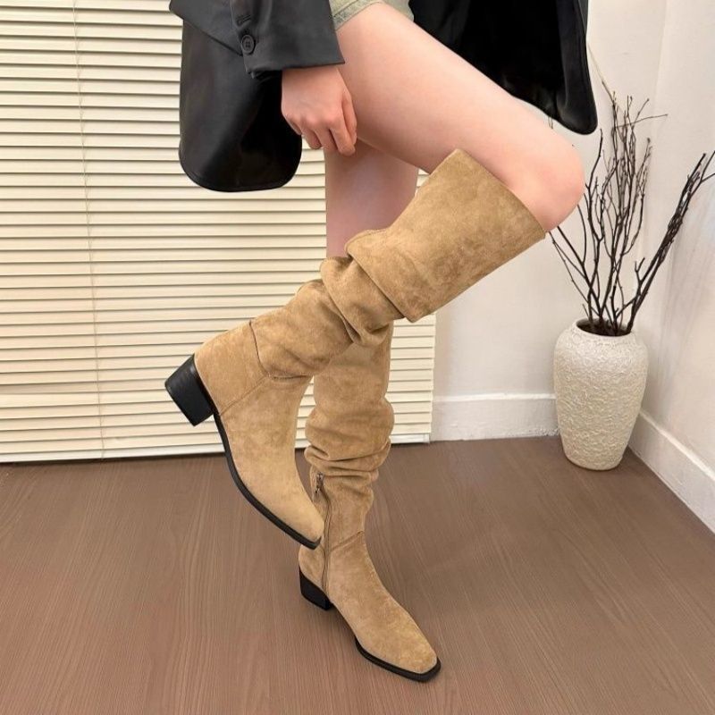 Damen Slouch‑Stiefel aus Veloursleder mit kniehohem Schaft und niedrigem Blockabsatz Drune