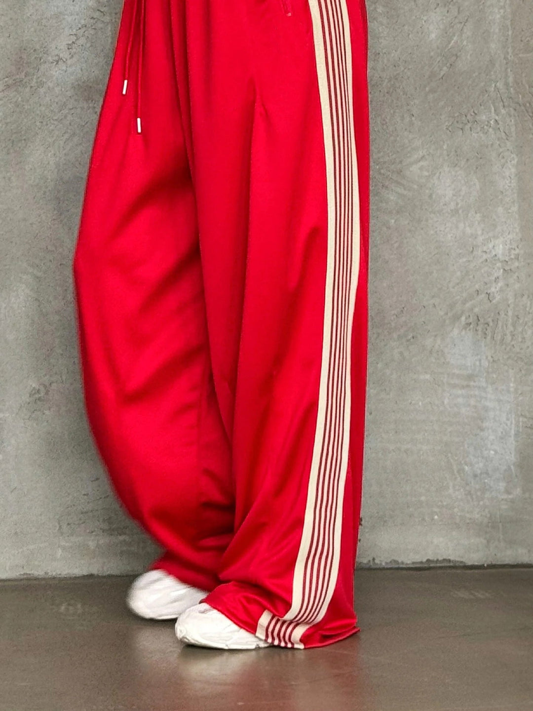 Damen weite Sporthose mit diagonalen Streifen Drune