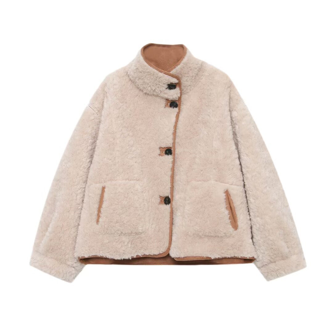 Damen nan kurze Lammfellimitatjacke mit Stehkragen, großer aufgesetzter Taschen und knöpfbarer Front Drune