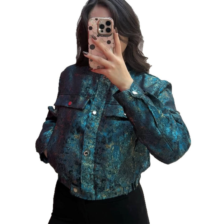 Damen Kurze Jacke im Metallic-Jacquard mit Druckknopf-Leiste und Pattentaschen Drune