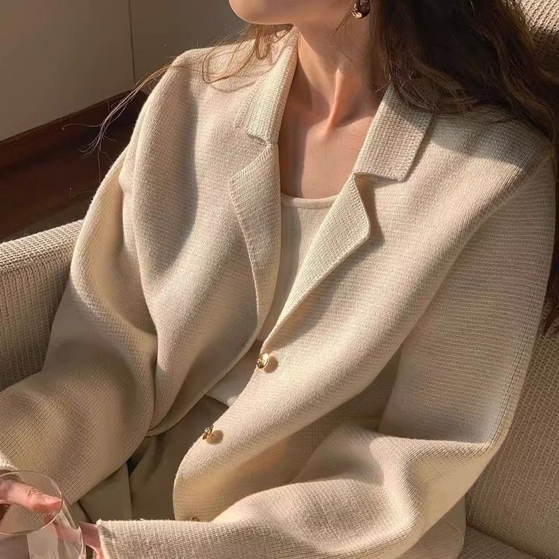 Damen Elegante Bouclé-Jacke mit goldenen Knöpfen Drune