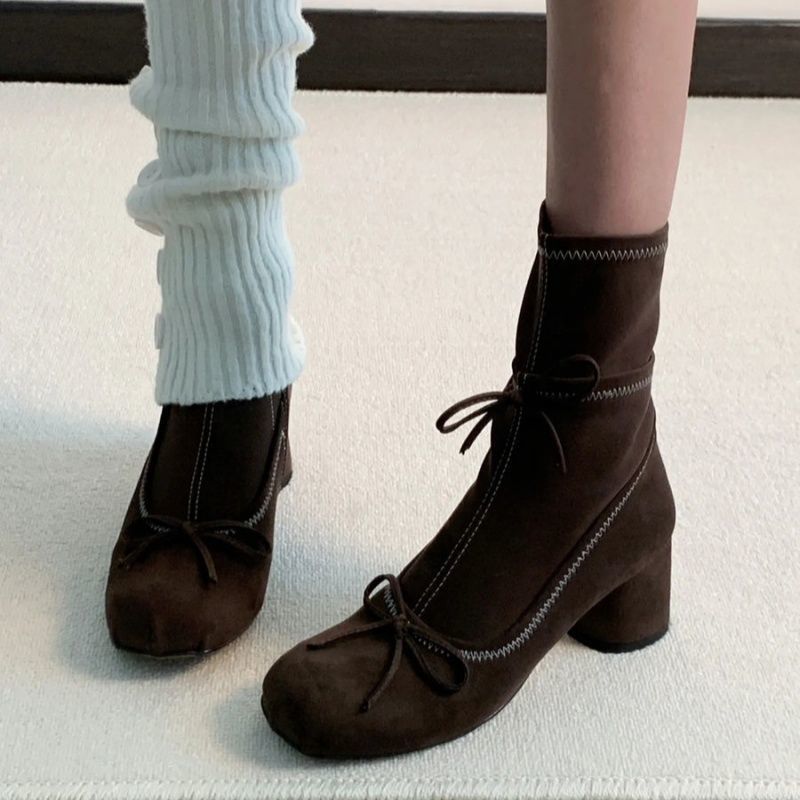 Damen Ballerina‑inspirierte Ankle‑Heels mit gerafftem Schaft und sculpted Blockabsatz Drune