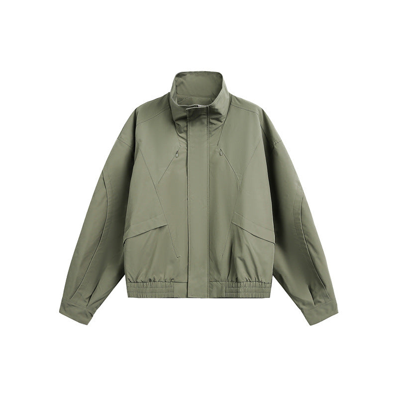 Unisex Kurzblouson im minimalistischen Tech‑Stoff mit Funnelkragen und verdeckter Frontblende Drune