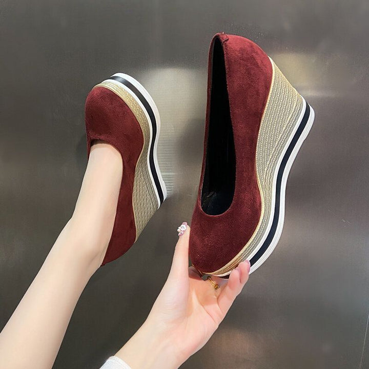 Damen Plateau-Keilpumps mit Bastkeil und Lack-Kroko-Optik Drune