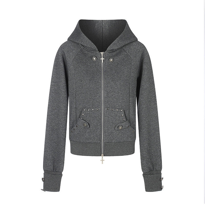 Damen taillierte Kapuzen‑Sweatjacke mit Frontreißverschluss, Nietenbesatz und Taschenapplikation Drune